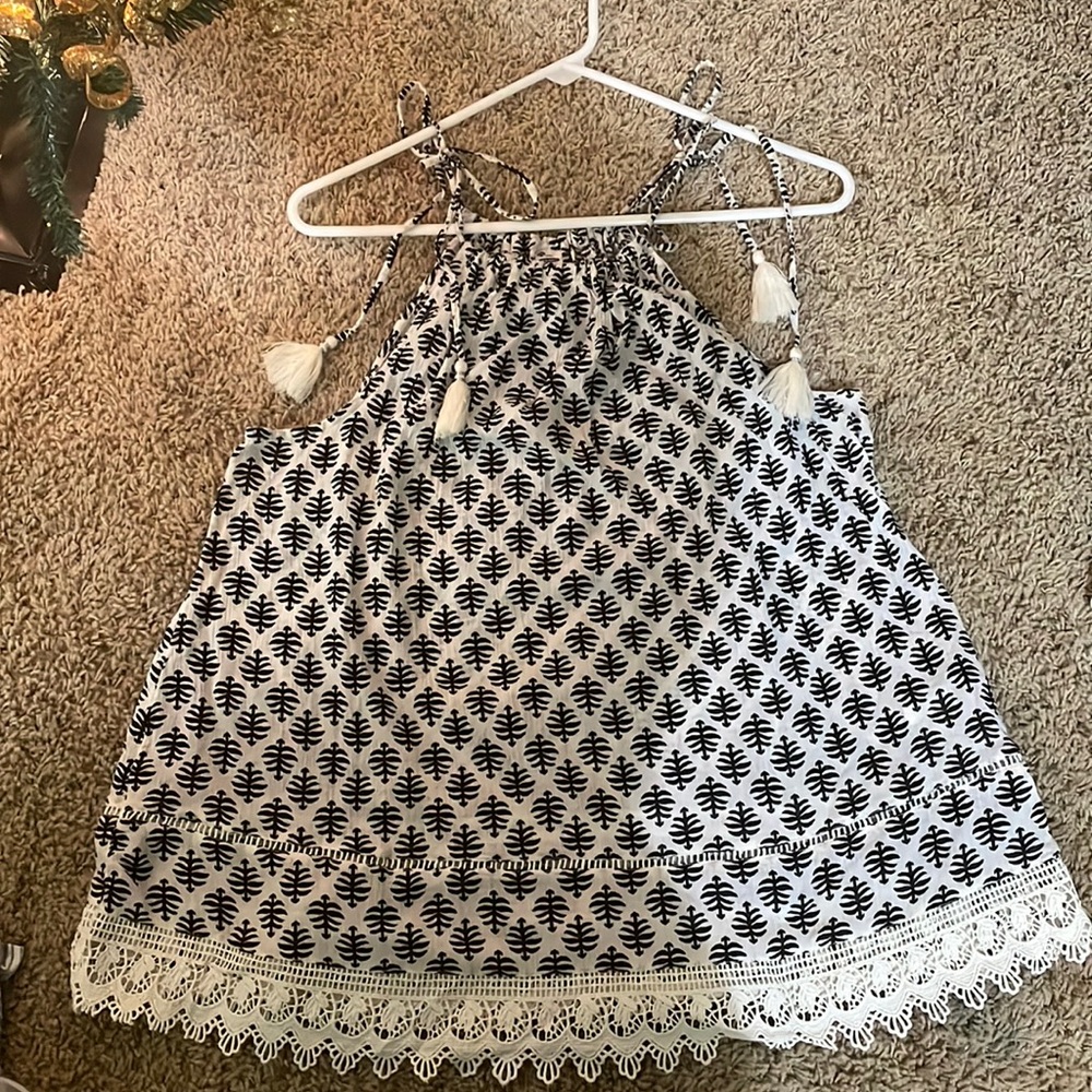 Old Navy tunic tank with hand tied tassel straps. Black&white print with lace.